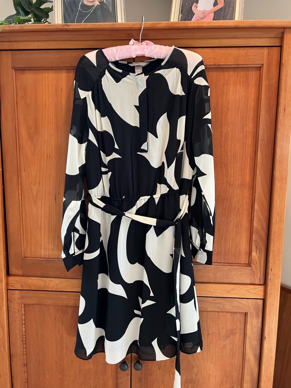 H&M Black and Cream Abstract Long-Sleeve Belted Dress